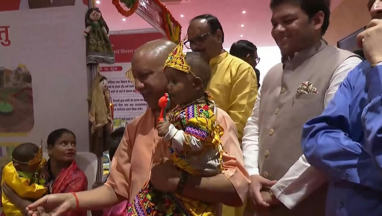 सीएम योगी ने बच्चों को दुलारा.