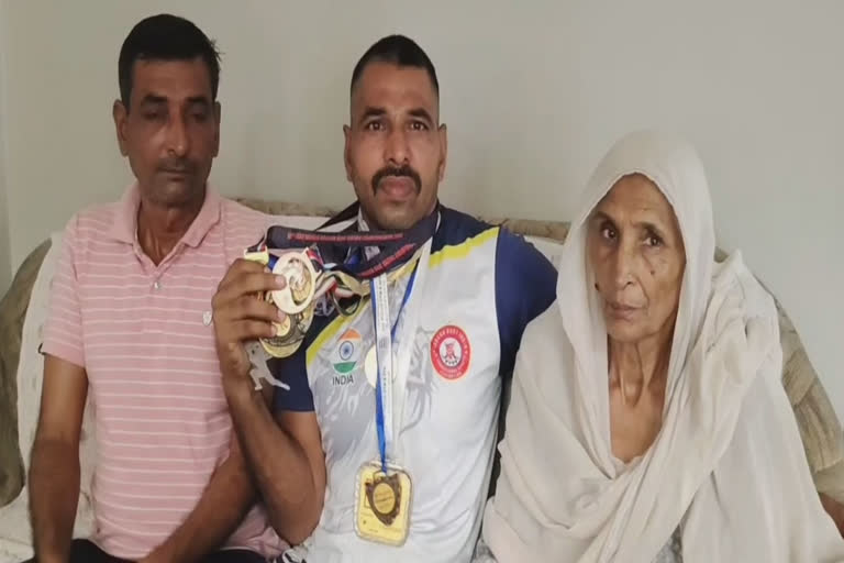 Para athlete Satish Kadian: A tale of triumph over polio, family Support, and gold medals Para Athlete Satish Kadian has made waves in the Haryana sports fraternity by winning about 30 gold medals at the national level. He aims to succeed in the upcoming Para Asian Games and also dreams of bringing a gold medal for India in the Paralympics. Know about Satish's inspiring story of overcoming obstacles in his career so far.