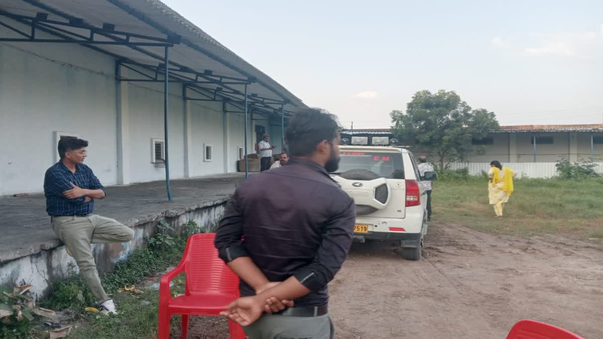 छतरपुर में नकली खाद फैक्ट्री पर छापेमारी, संचालक फरार, वेयर हाउस सील