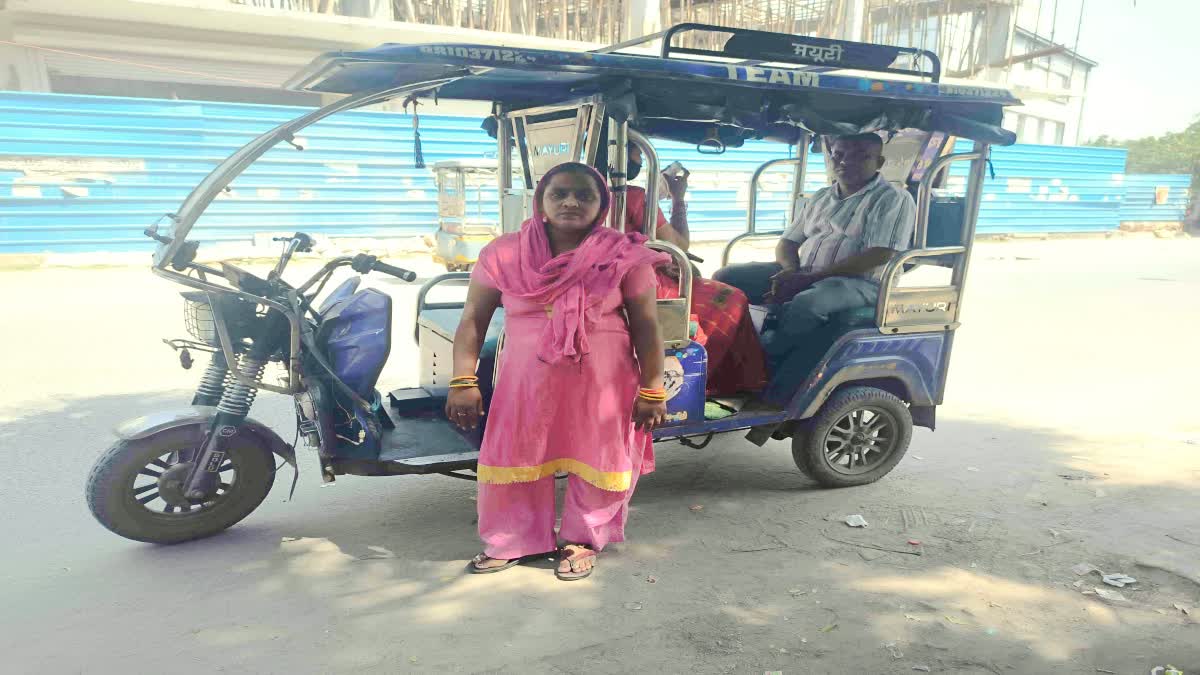 ఆటో నడుపుతూ దివ్యాంగ మహిళ జీవనం- కూతురి చదువు కోసం నిరంతర శ్రమ!