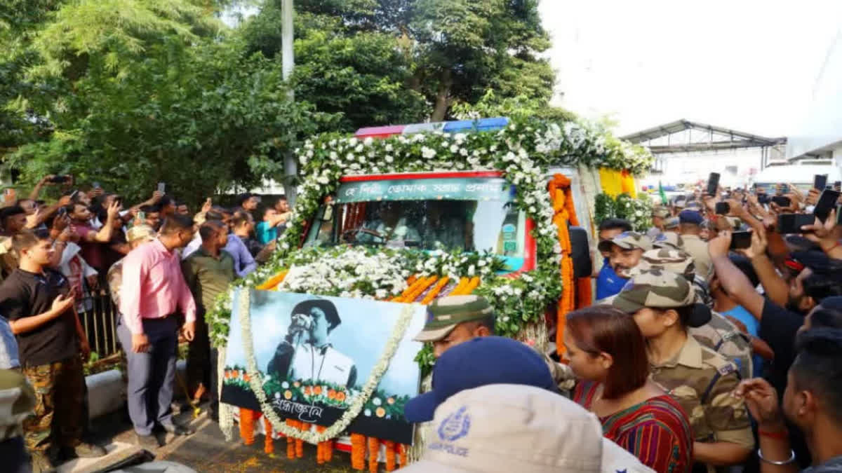 জনতাৰ শিল্পীক শেষ ঠিকনালৈ নিয়াৰ পূৰ্বে  হিয়া ঢাকুৰি কান্দিছে অনুৰাগীয়ে