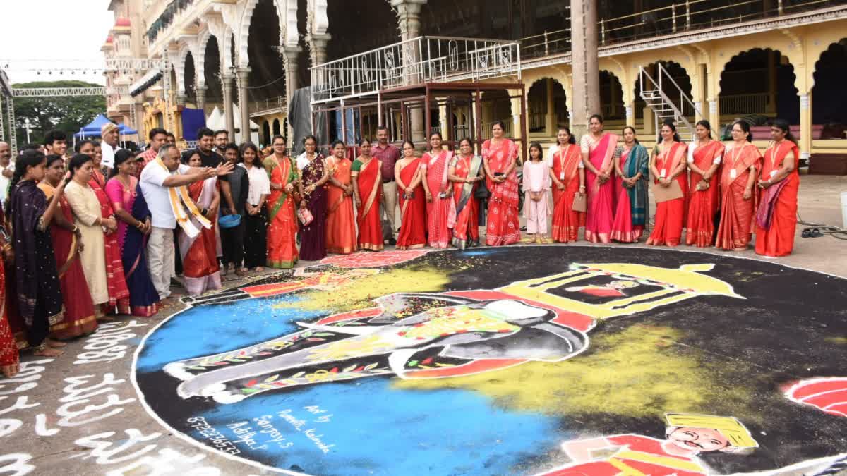 ಮೈಸೂರು ದಸರಾ: ರಂಗೋಲಿಯಲ್ಲಿ ಅರಳಿದ ಅಂಬಾರಿ ಹೊತ್ತ ಅರ್ಜುನ