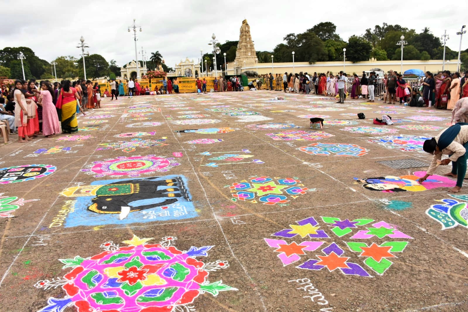 ಮೈಸೂರು ದಸರಾ: ರಂಗೋಲಿಯಲ್ಲಿ ಅರಳಿದ ಅಂಬಾರಿ ಹೊತ್ತ ಅರ್ಜುನ