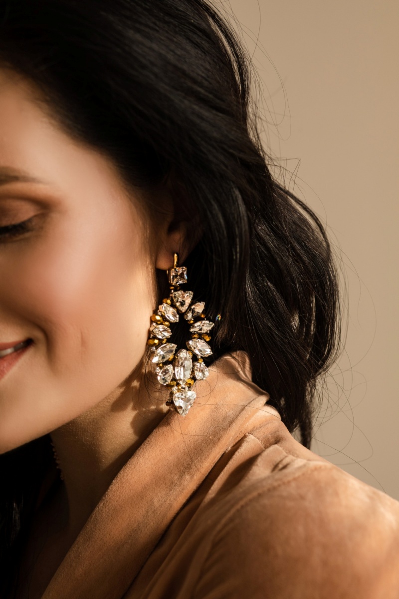 Earrings with lab-grown diamonds