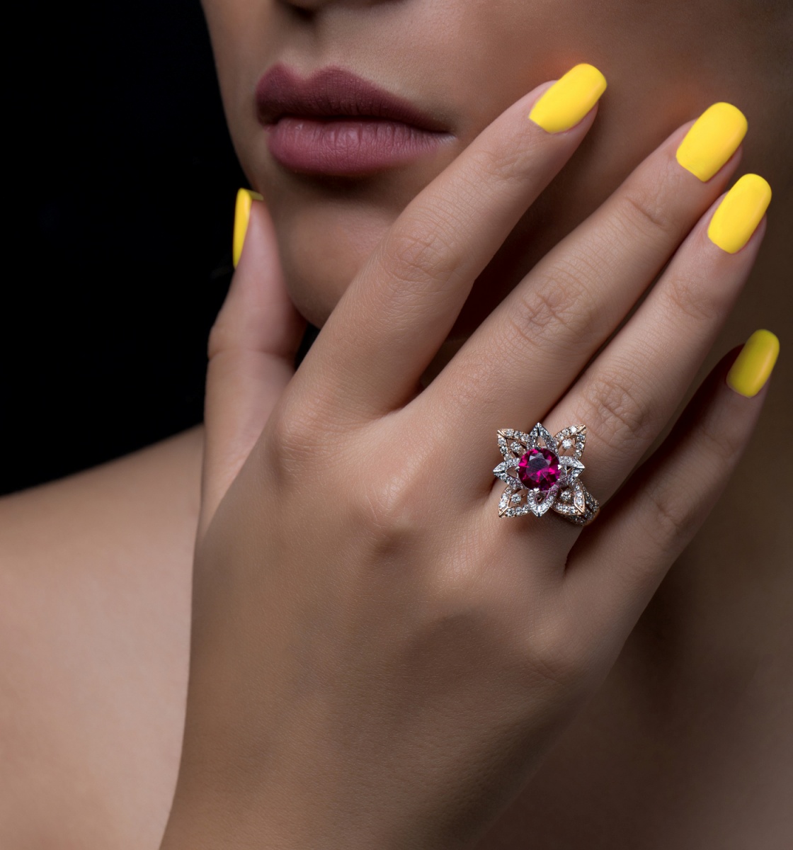 Ring with coloured gems