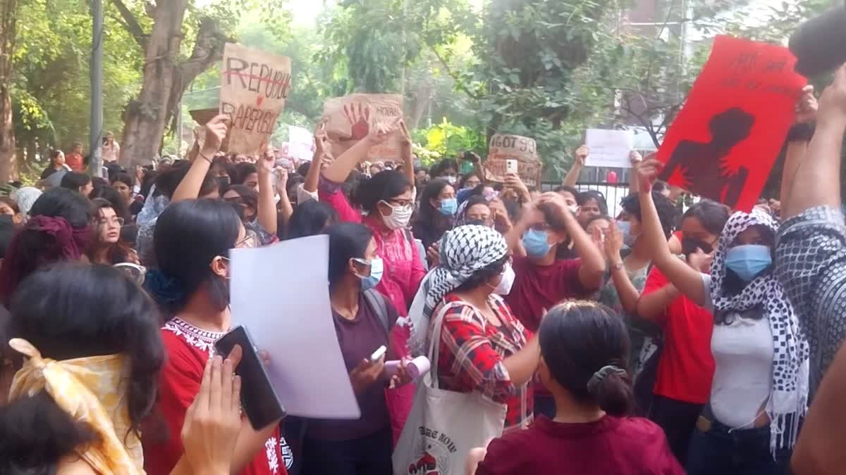 कालकाजी गैंगरेप मामले को लेकर छात्राओं का प्रदर्शन