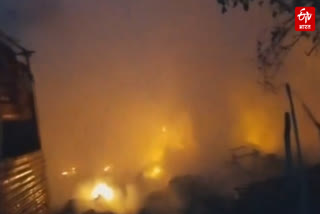 झुग्गियों में भीषण आग (ANI)