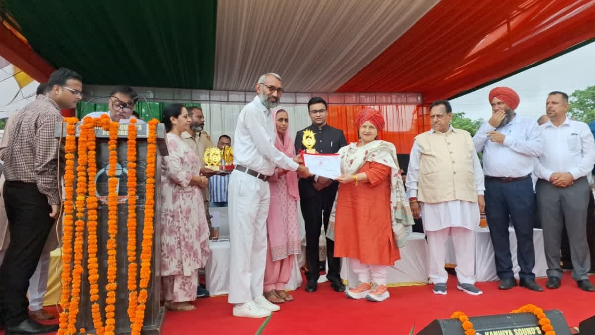 Mushroom Farmer In Morni Sets An Example In Agricultural Entrepreneurship Virendra Bajwan receiving an award for his achievement in mushroom cultivation