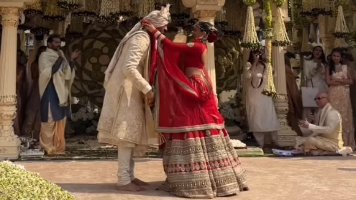 नेत्रा वामसी  को वरमाला पहनाते हुए