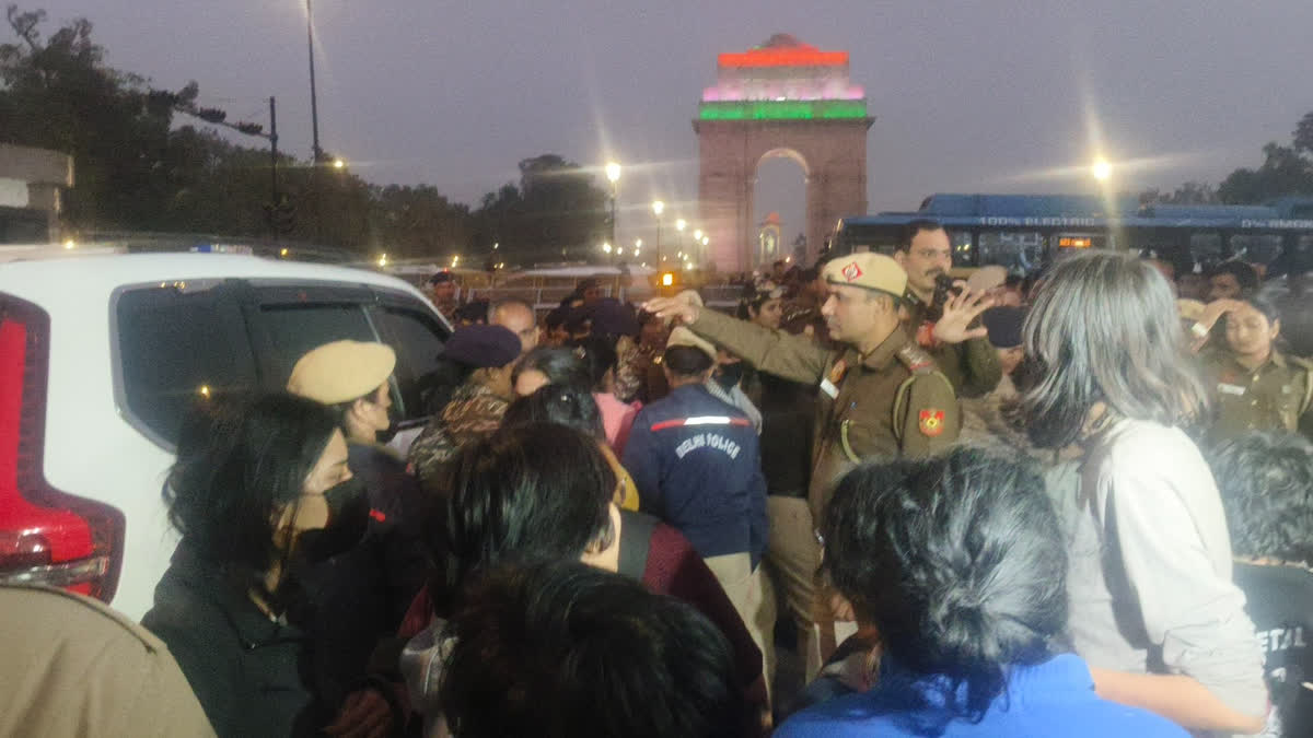 Protest Against Rising Air Pollution In Delhi Turns Ugly As Police Personnel 'Pepper Sprayed' A group of protesters demonstrating at the India Gate over rise in air pollution in Delhi-NCR allegedly attacked police personnel with pepper spray while being removed from the site on Sunday.
