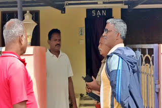 திருட்டு சம்பவம் நடந்த இடத்தில் போலீசார் விசாரிக்கும் காட்சி