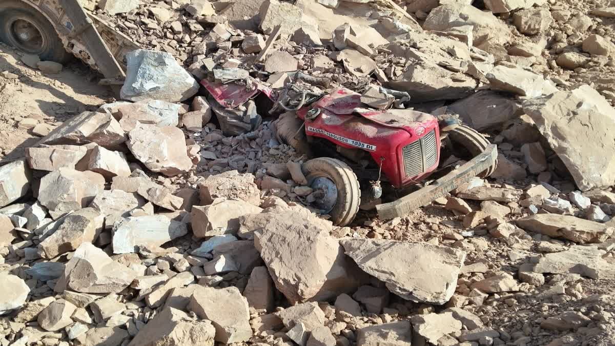 खदान में ट्रैक्टर गिरने से युवक की मौत, कड़ी मशक्कत से निकाला शव