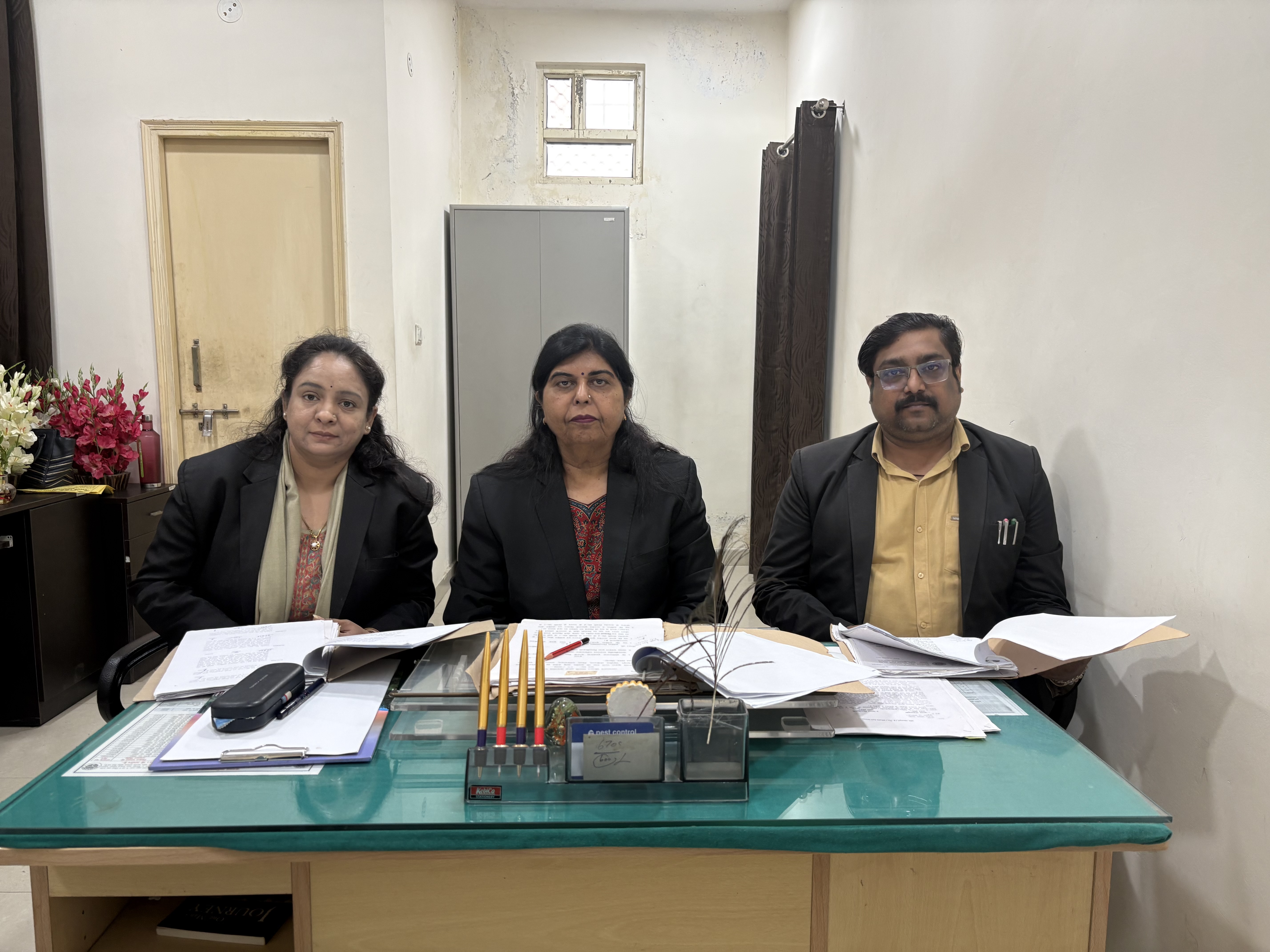 प्रत्येक दावे को अध्यक्ष और दो सदस्यों की टीम द्वारा सुना जाता है