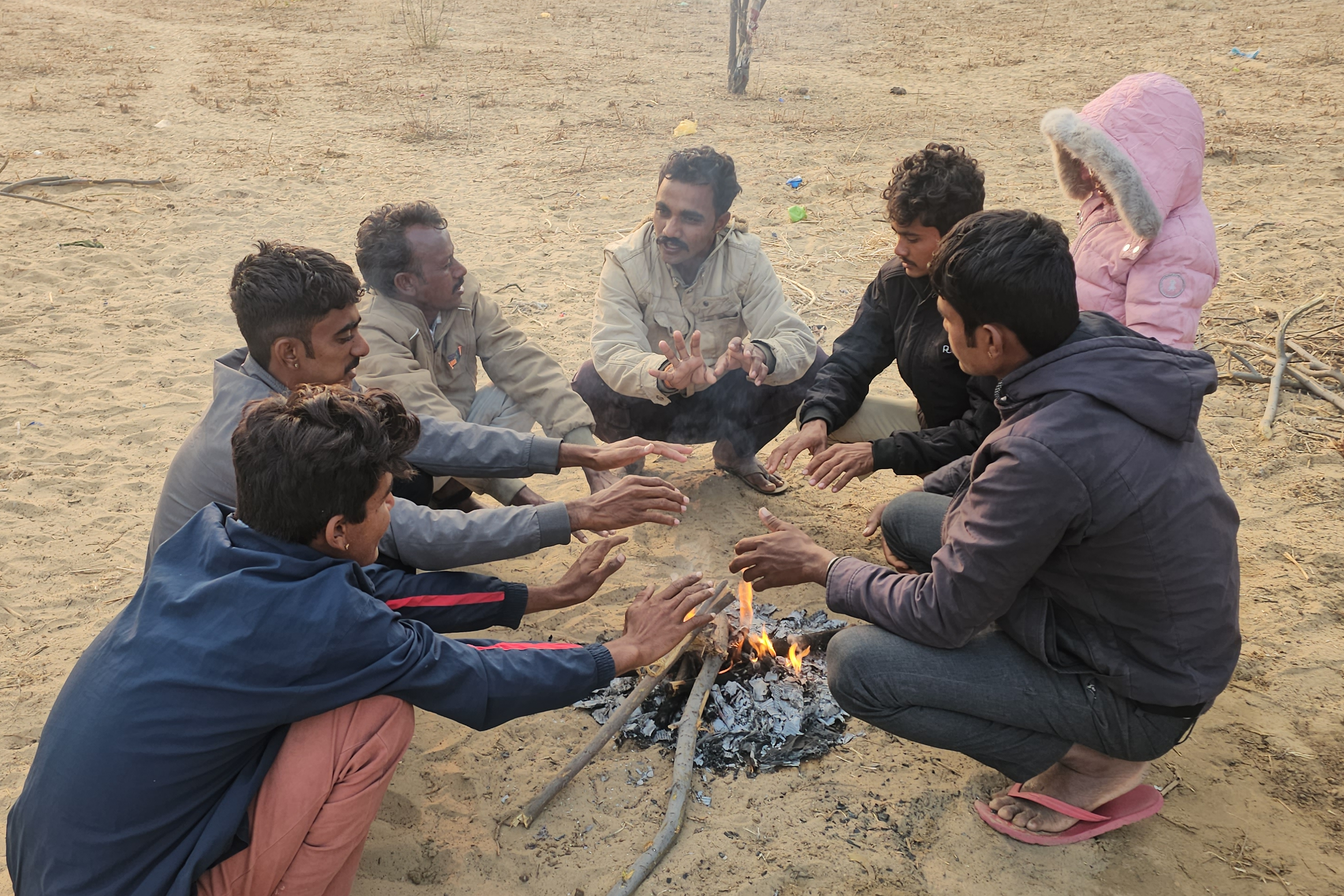 अलाव तापते नजर आए लोग