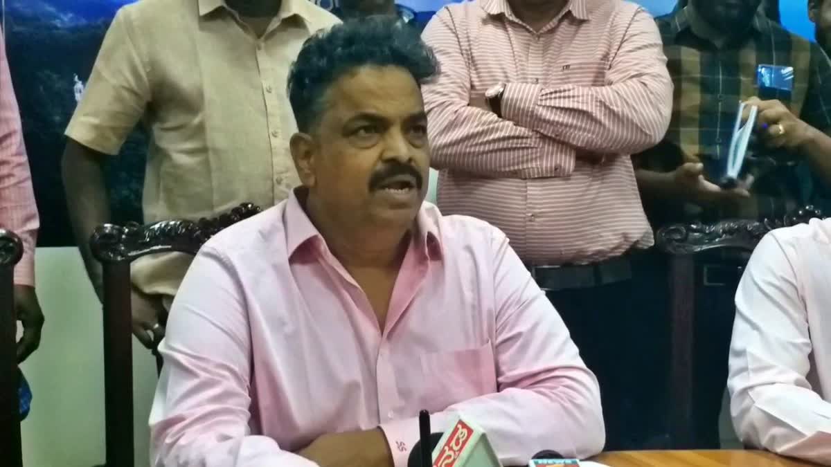 ಅಂಕೋಲಾದಲ್ಲಿ ನಾಗರಿಕ ವಿಮಾನ ನಿಲ್ದಾಣ: ಮೂಲ ಸೌಕರ್ಯ ಕಲ್ಪಿಸುವವರೆಗೂ ಜಾಗ ಬಿಡಲ್ಲ ಎಂದ ನಿರಾಶ್ರಿತರು