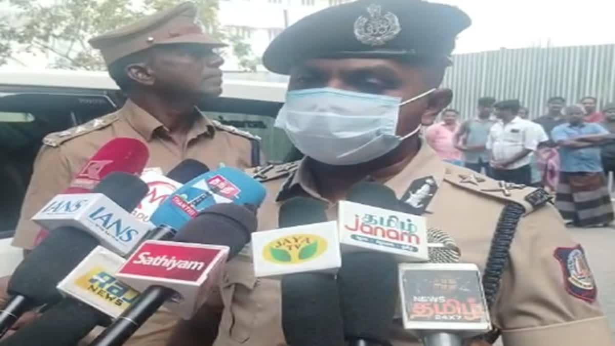 ரவுடி வெள்ளை காளி பயணித்த காவல் துறை வாகனத்தின் மீது வெடிகுண்டு வீச்சு; சினிமா பாணியில் சம்பவம்