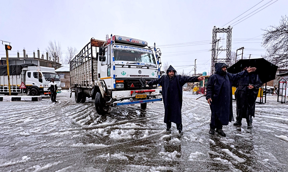 Snow Shuts Srinagar-Jammu Highway, Other Key Kashmir Roads; Vande Bharat Train Remains Operational