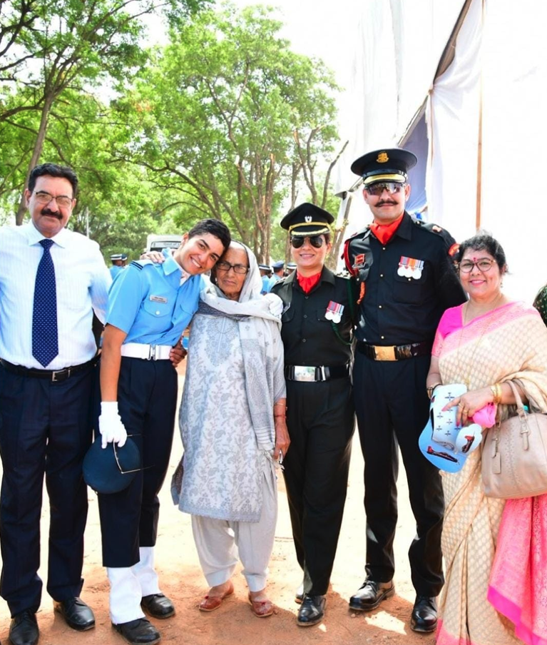 flight-lieutenant-akshita-dhankhar-president-draupadi-murmu-republic-day-2026-flag-hoisting