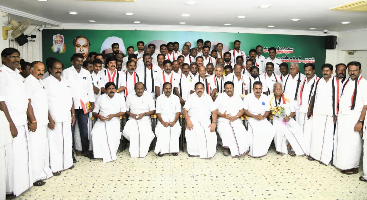 அதிமுக நிர்வாகிகளுடன் தர்மர்