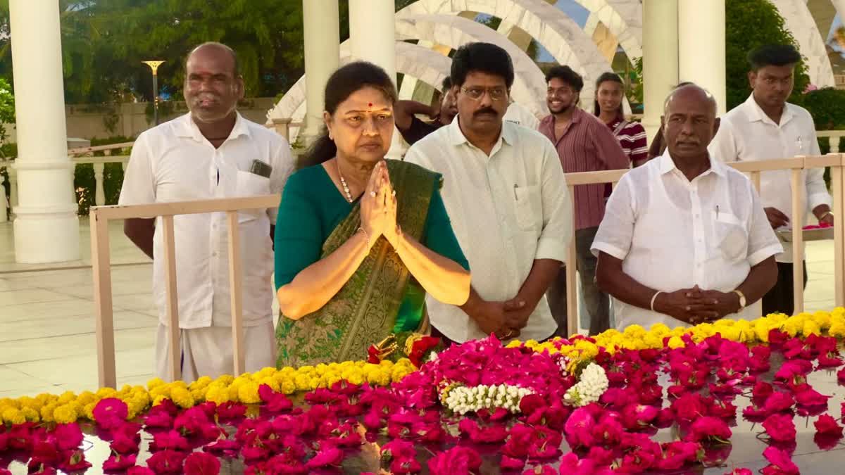 ஜெயலலிதா நினைவிடத்தில் அஞ்சலி செலுத்திய சசிகலா