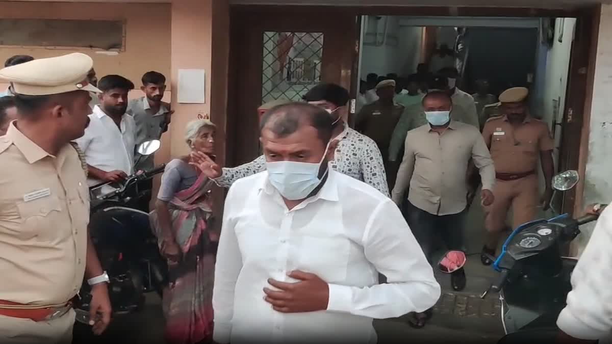 இரட்டை ஆயுள் தண்டனை தீர்ப்பை அடுத்து சிறைக்கு அழைத்து செல்லப்படும் குற்றவாளிகள்