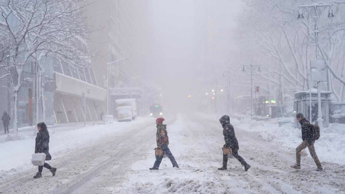 snowstorm Hits Northeast US over 11000 Flights Cancelled offices and schools closed in New York Urdu News
