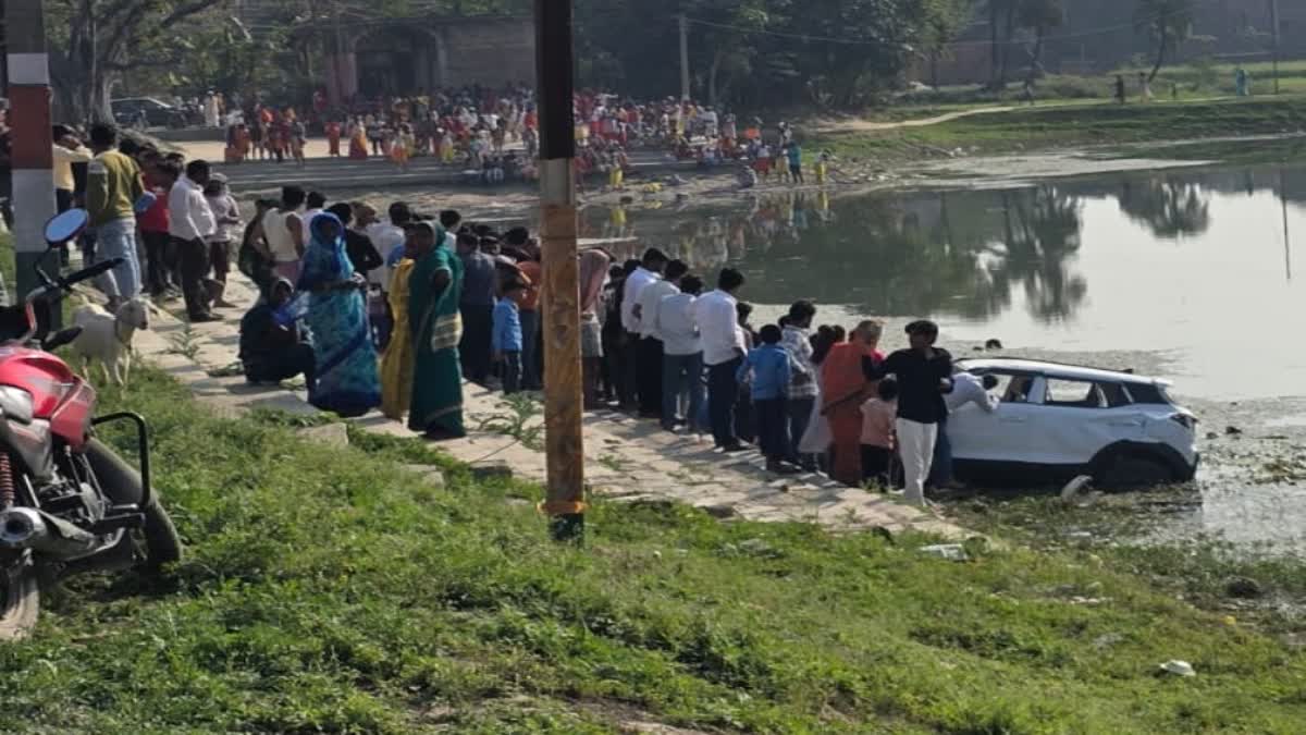 Uncontrollable car runs like death on the road,