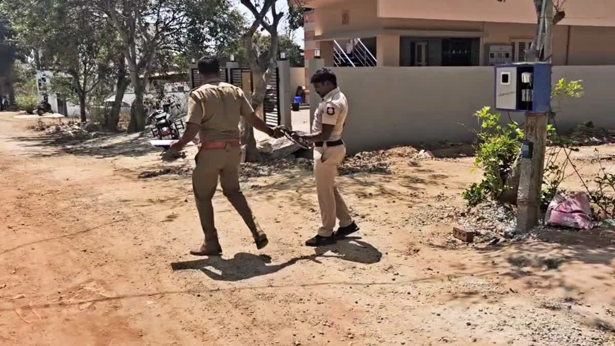 சம்பவ இடத்தில் போலீசார் விசாரணை மேற்கொண்ட காட்சி