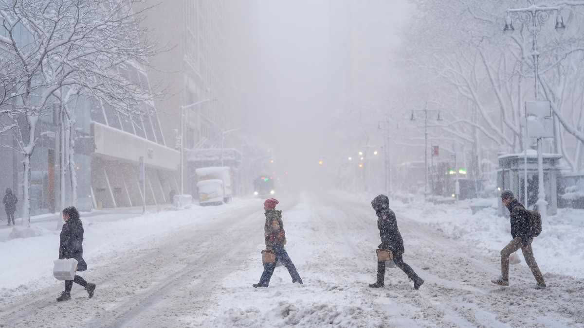 snowstorm Hits Northeast US over 11000 Flights Cancelled offices and schools closed in New York Urdu News