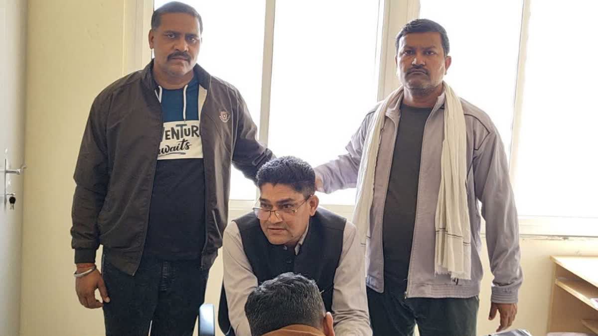 MORENA REVENUE INSPECTOR CAUGHT RED HANDED