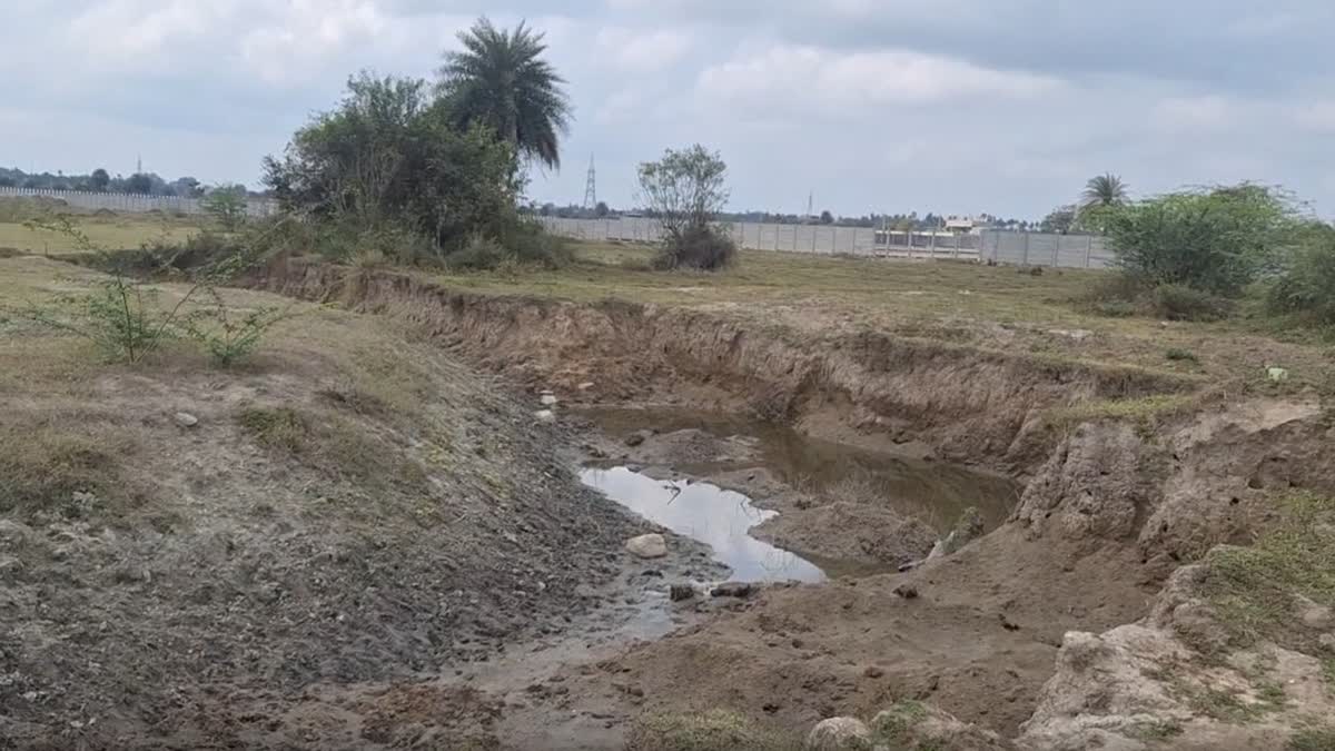 மணல் அள்ளப்பட்ட இடம்