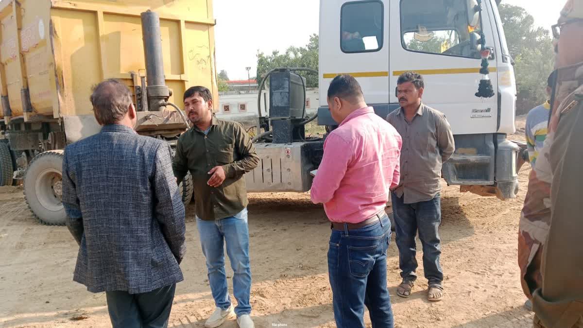 औरैया में जांच करते अधिकारी