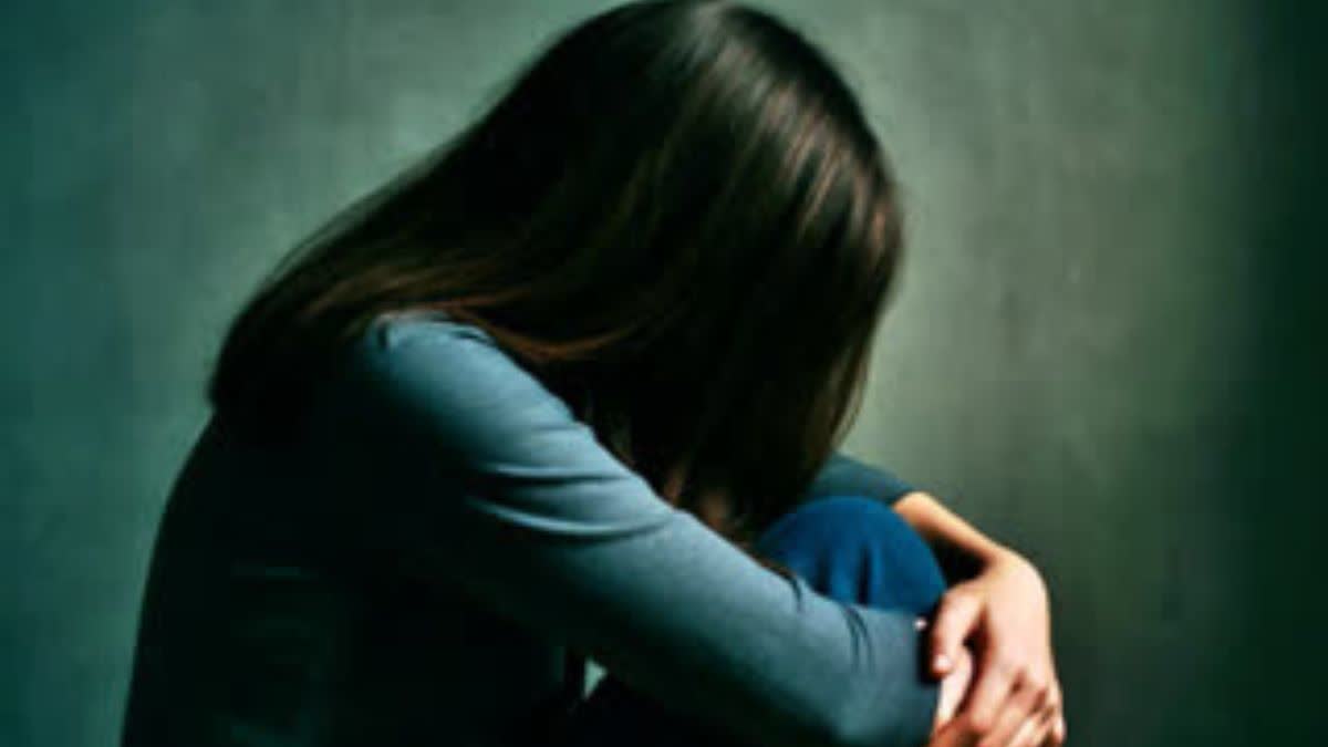 मेरठ में छात्राओं ने जहर खाना.