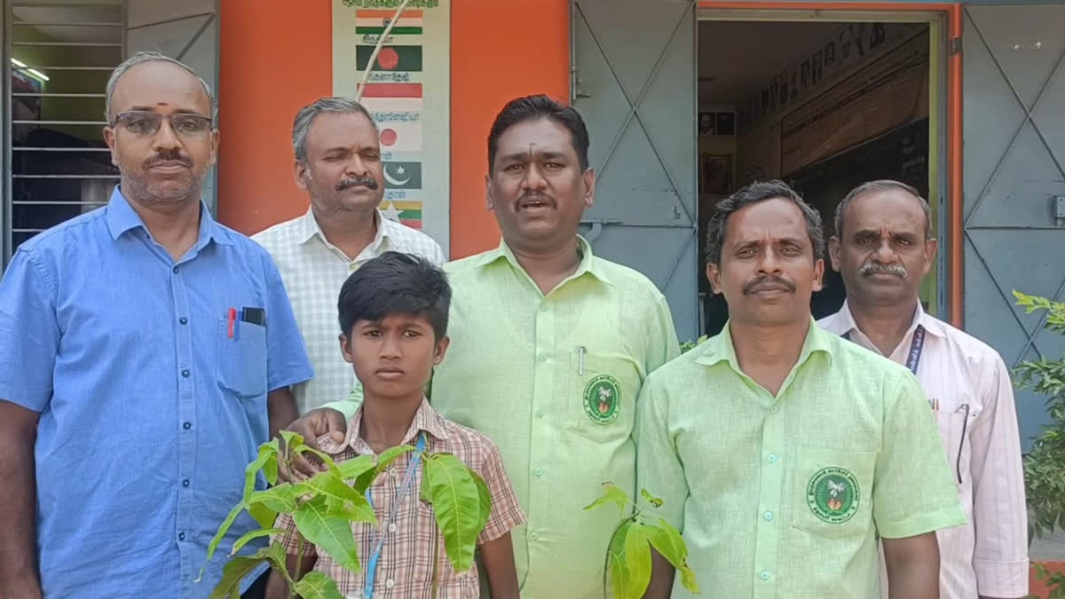 இயற்கை காப்போம் அமைப்பினர் வழங்கிய மரக்கன்றுடன் மாணவர் அருண் பாலாஜி