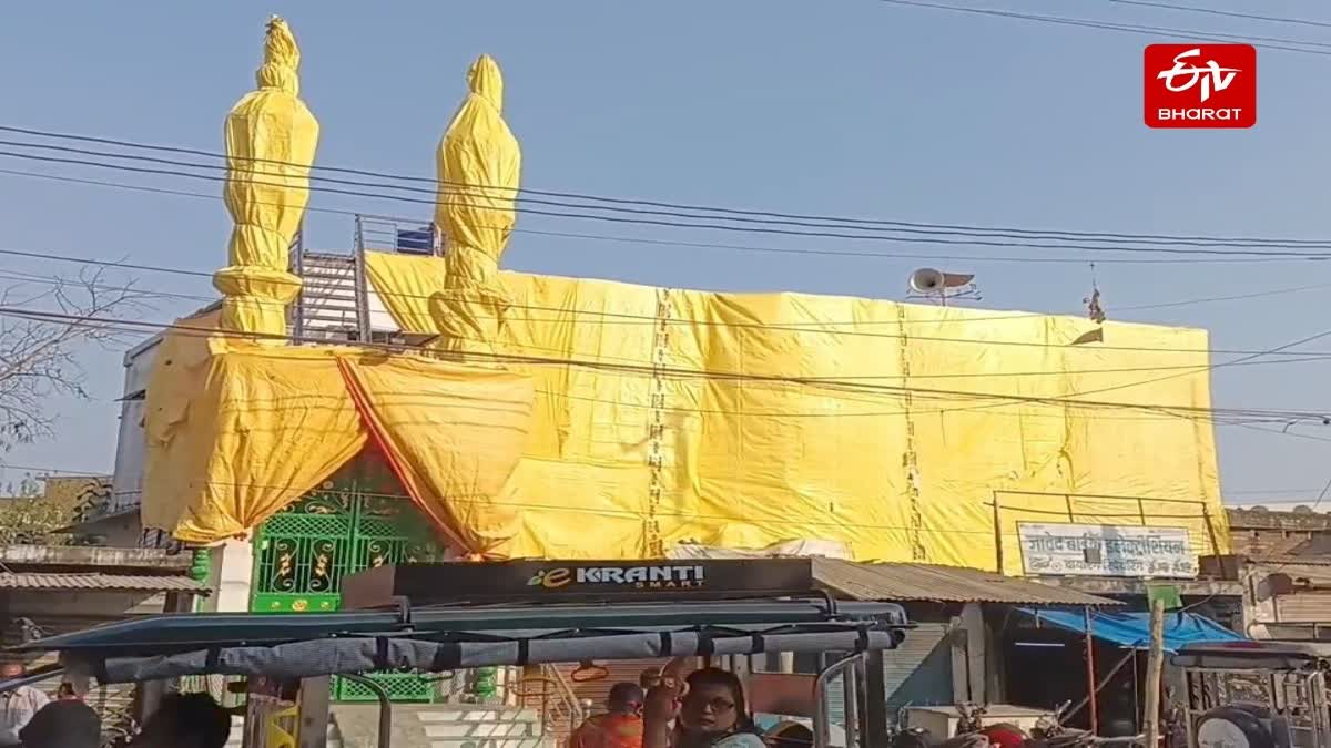 मस्जिदों को तिरपाल से ढका गया.