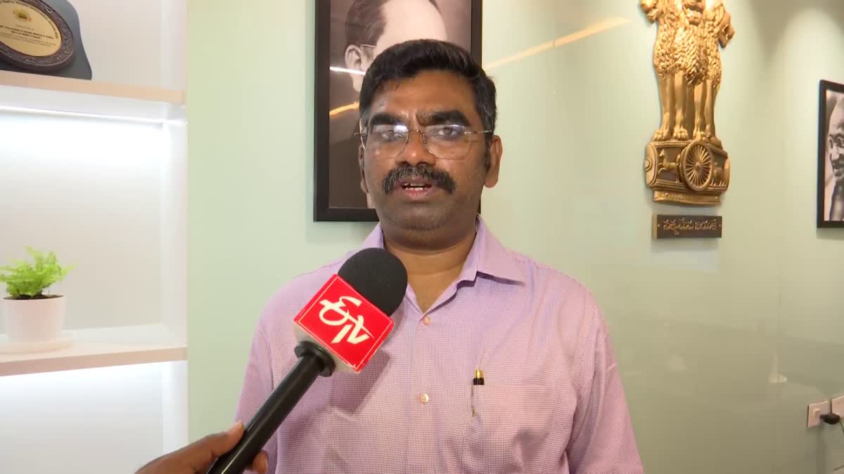 Health_Commissioner_on_milk_Incident