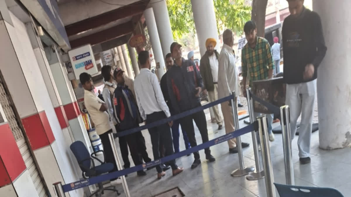 Security guard was injured after a bullet was fired at HDFC Bank in Sector 17 Chandigarh
