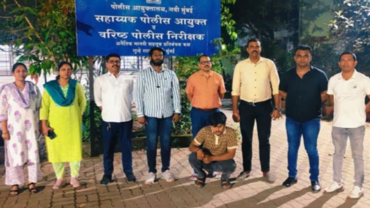 गुन्हे शाखेचे कर्मचारी आणि पकडलेला दलाल