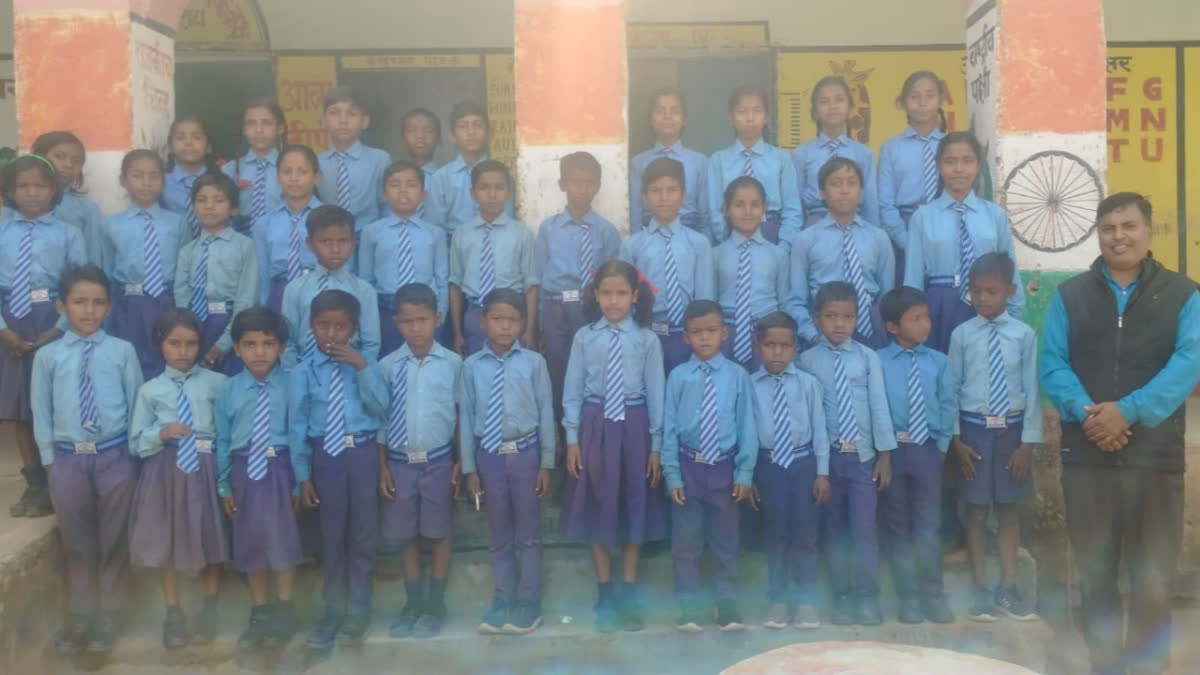 ଶିକ୍ଷାର ପ୍ରକାଶ! ନକ୍ସଲ ପ୍ରଭାବିତ ଅଞ୍ଚଳର ପିଲାମାନେ ଇଂରାଜୀରେ ପାରଙ୍ଗମ ଶିକ୍ଷା ପାଇଁ ସ୍କୁଲ ନୂତନ ପଦ୍ଧତି ଗ୍ରହଣ କରୁଛି