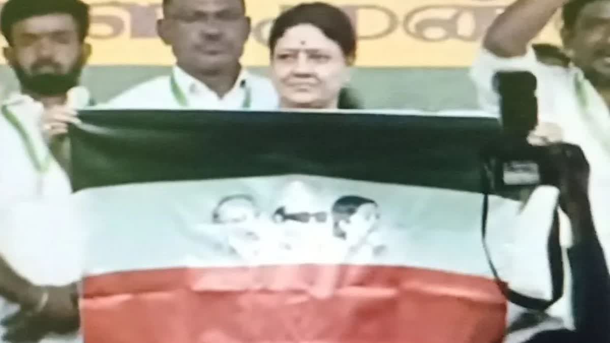 புதிய கட்சி கொடியுடன் சசிகலா