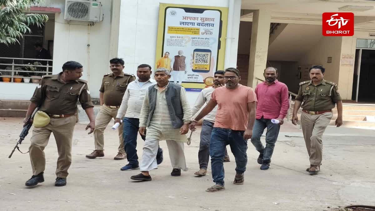 दोषियों को जेल ले जाती पुलिस.