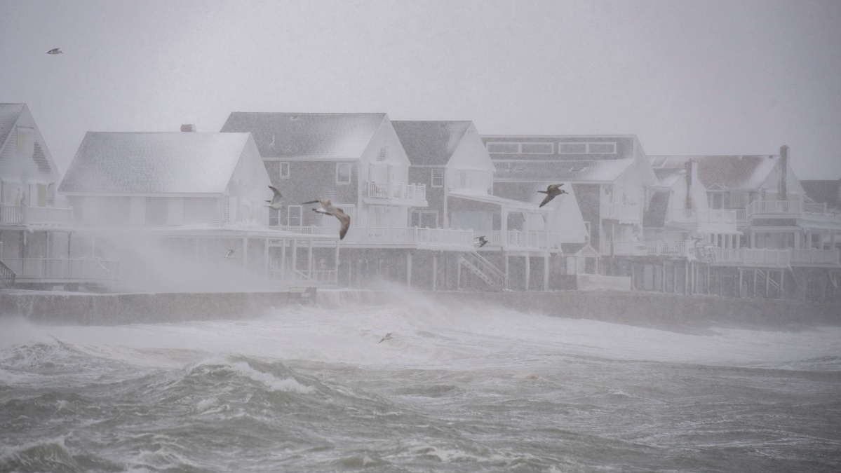 snowstorm Hits Northeast US over 11000 Flights Cancelled offices and schools closed in New York Urdu News