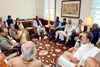 کانگریس صدر ملکارجن کھڑگے، قائد حزب اختلاف راہل گاندھی سمیت انڈیا بلاک دیگر قائدین ایک میٹنگ میں تبادلہ خیال کرتے ہوئے