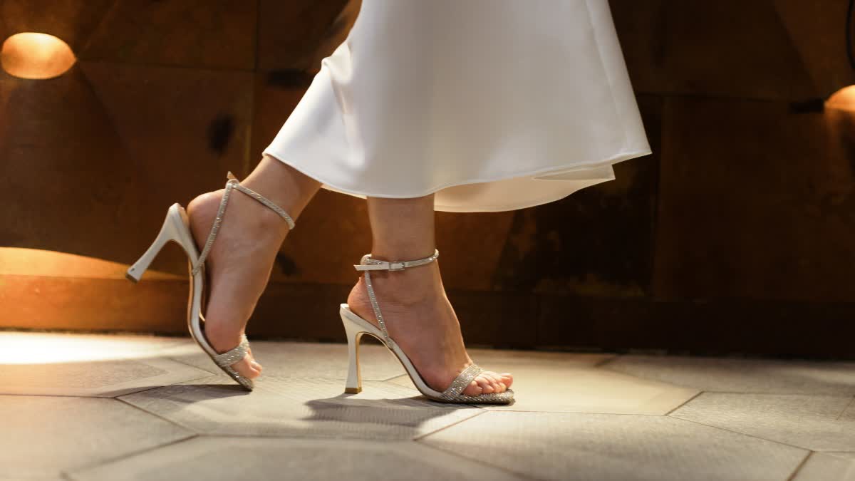 DO HIGH HEELS AFFECT YOUR BODY  HEELS AND SPINE  SIDE EFFECTS OF WEARING HEELS  ಹೀಲ್ಸ್ ಧರಿಸುವುದರಿಂದ ಅಡ್ಡಪರಿಣಾಮಗಳು