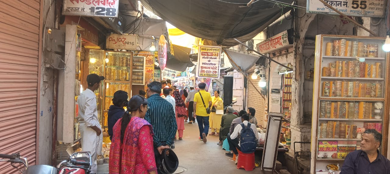 मनिहारों के रास्ते में सजी चूड़ियों की दुकान