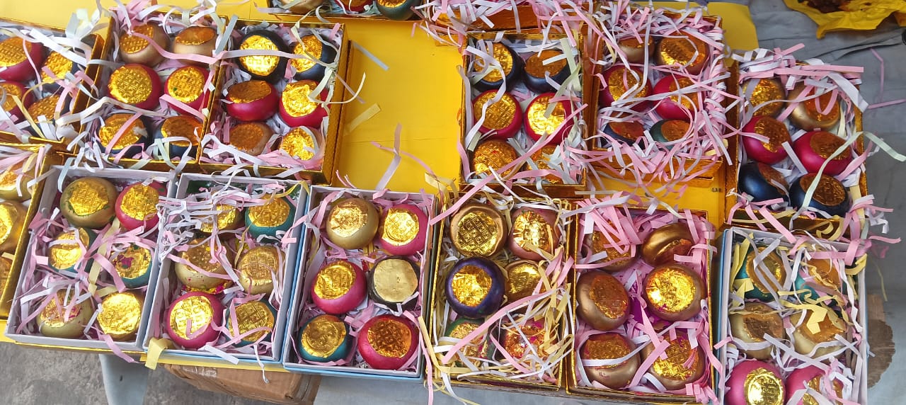 डिब्बों में रखे तैयार गुलाल गोटे