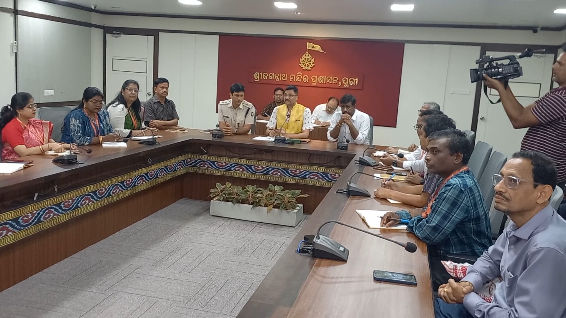 ରତ୍ନ ଅଳଙ୍କାର ଗଣତି ମଣତିରେ କେଉଁ ଅଧିକାରୀଙ୍କ କ'ଣ ଦାୟିତ୍ବ ରହିବ, ସେନେଇ ମଧ୍ୟ ଦାୟିତ୍ବ ବଣ୍ଟନ କରାଯାଇଛି ।