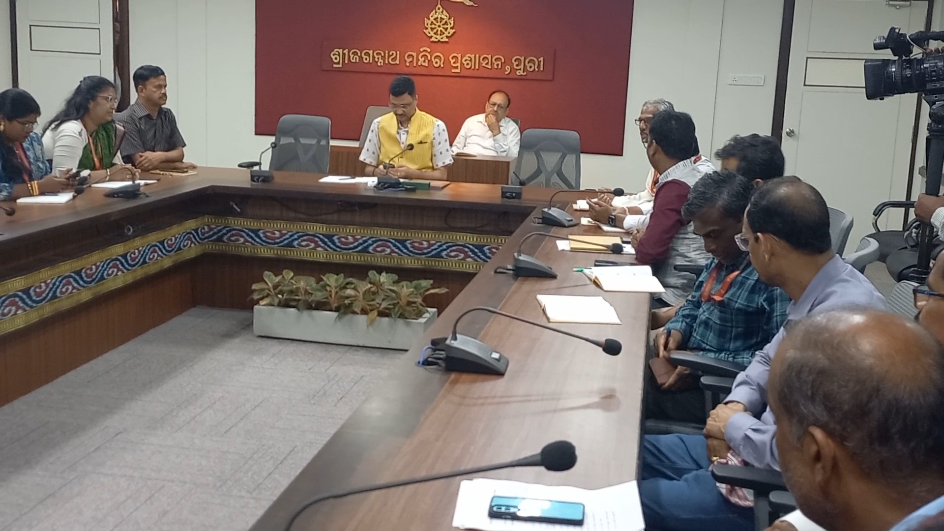 ଏ ସମ୍ପର୍କିତ ଏକ ବୈଠକ ଶ୍ରୀମନ୍ଦିର କାର୍ଯ୍ୟାଳୟରେ ଶ୍ରୀମନ୍ଦିର ମୁଖ୍ୟ ପ୍ରଶାସକ ଅରବିନ୍ଦ ପାଢୀଙ୍କ ଅଧ୍ୟକ୍ଷତାରେ ଅନୁଷ୍ଠିତ ହୋଇଯାଇଛି ।