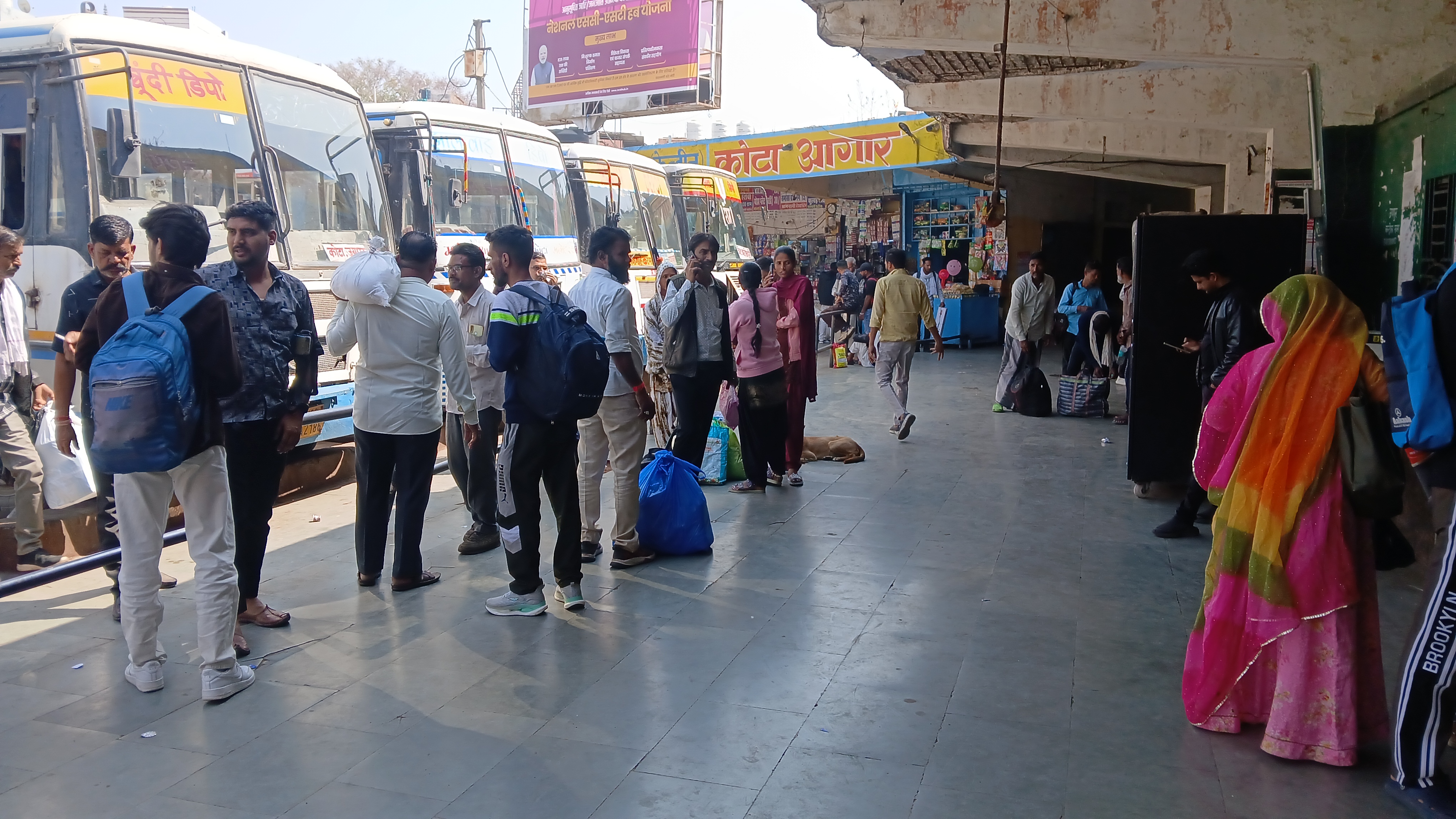 बस स्टैंड के बाहर खड़े दिखे लोग