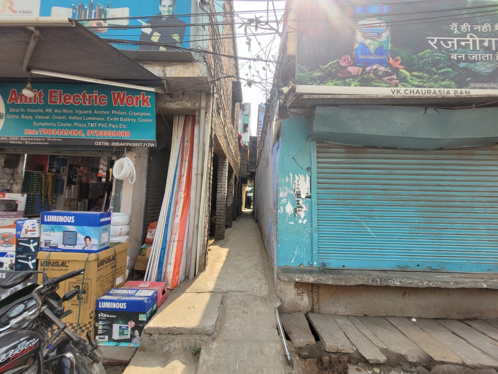 इसी गली के सामने हुआ था उमेश पाल पर हमला.